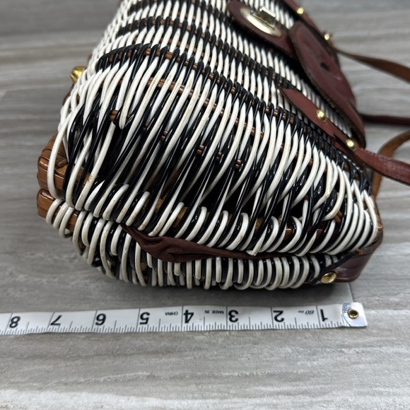 Vintage Styled by Encore Woven Clamshell Handbag - Picture 7 of 12